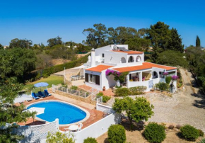 Villa Tara, Heated private pool, short walk to to town & beach